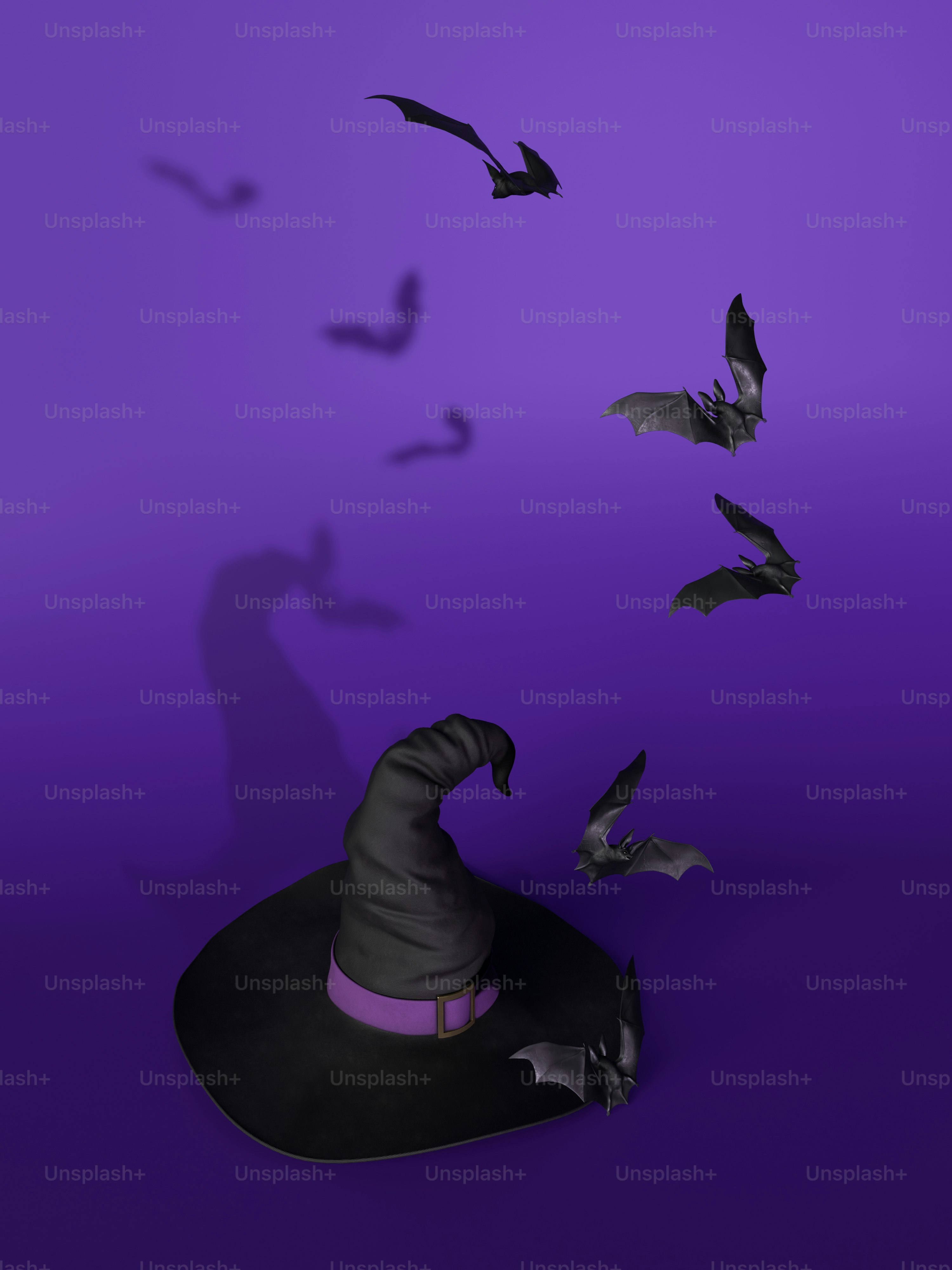 Un chapeau de sorcière avec des chauves-souris volant autour de lui