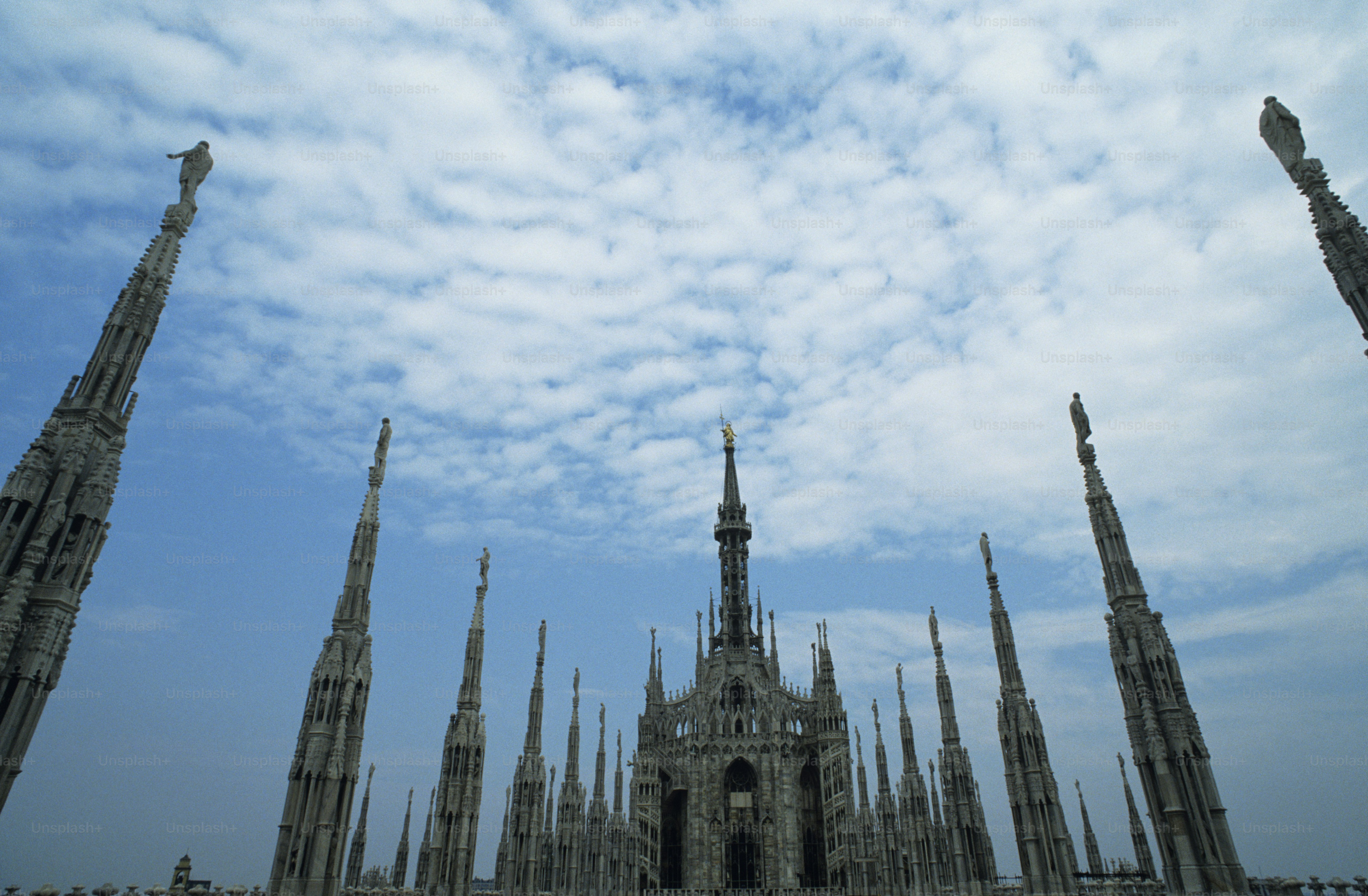 曇り空の下、尖塔の多い超高層ビル