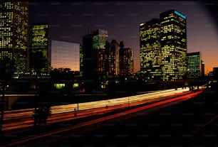 Eine nächtliche Skyline der Stadt mit Lichtern, die vorbeiziehen