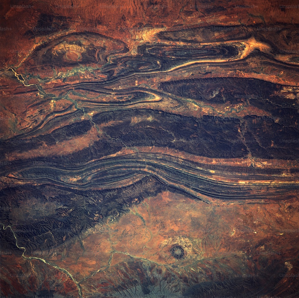 Una vista aerea di una catena montuosa nel deserto