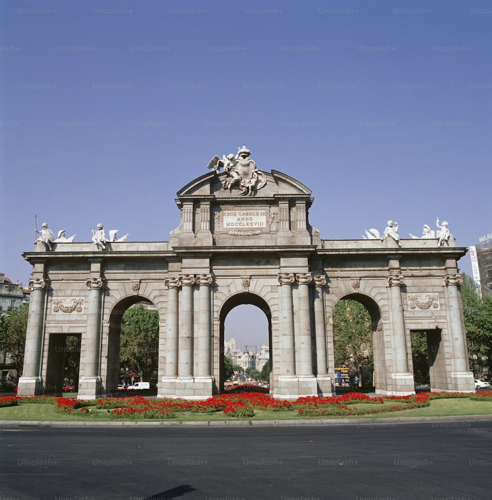 un gran arco con estatuas en la parte superior