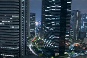 Una vista di una città di notte dalla cima di un grattacielo