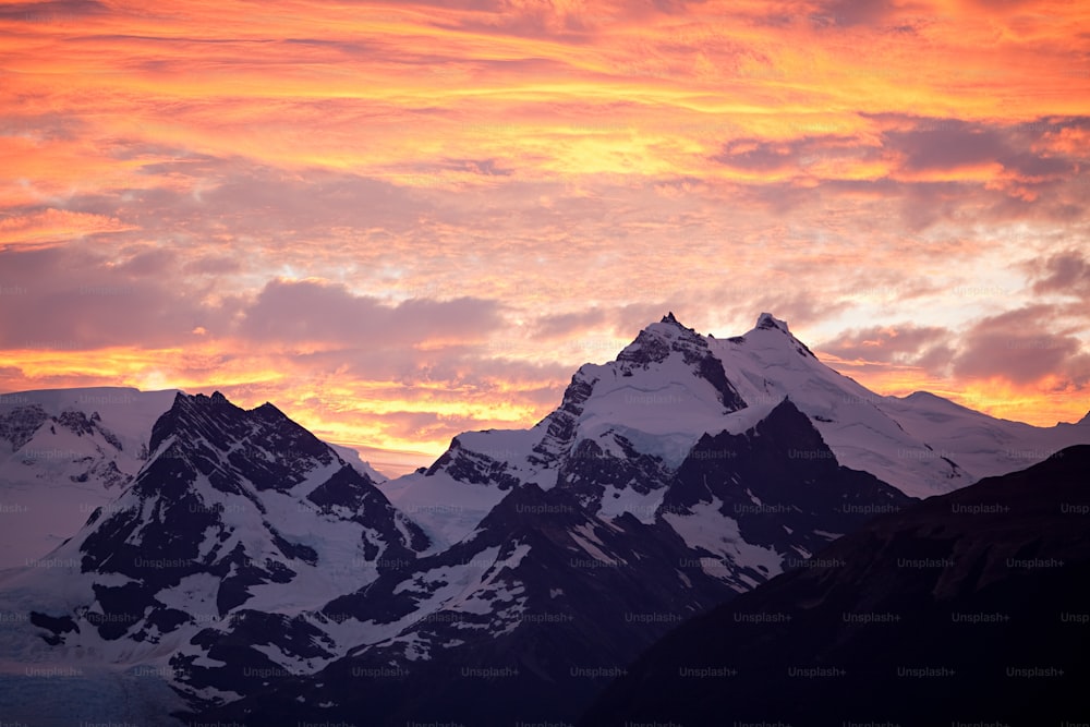 Blick auf eine Bergkette bei Sonnenuntergang