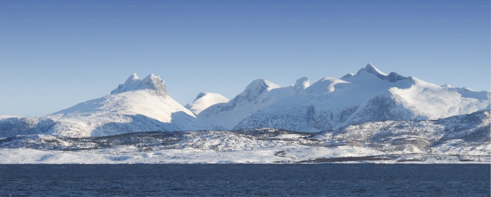 Photo des montagnes au nord du cercle polaire
