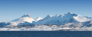 북극권 북쪽의 산 사진