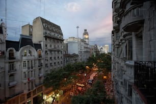 Una vista de una calle de la ciudad desde un edificio alto