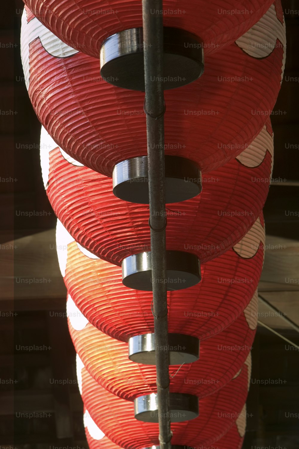 기둥에 매달려있는 빨간색과 흰색 조명의 무리