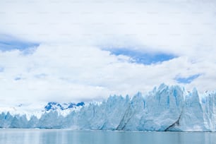 Un gran iceberg que se eleva sobre un cuerpo de agua