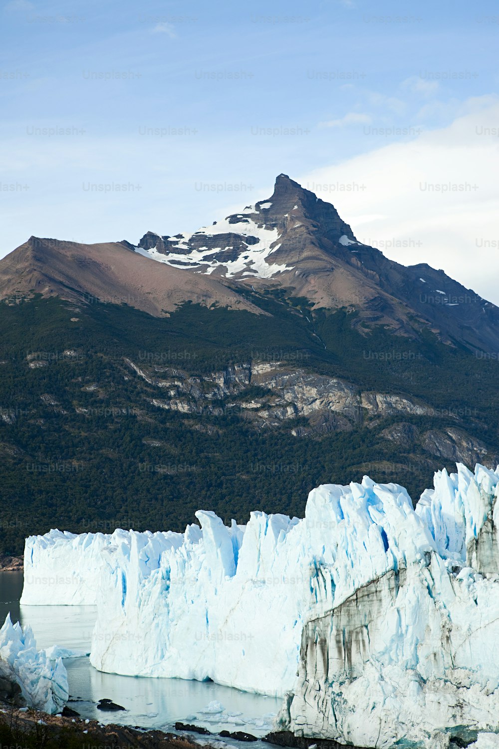 Un gran glaciar con una montaña al fondo