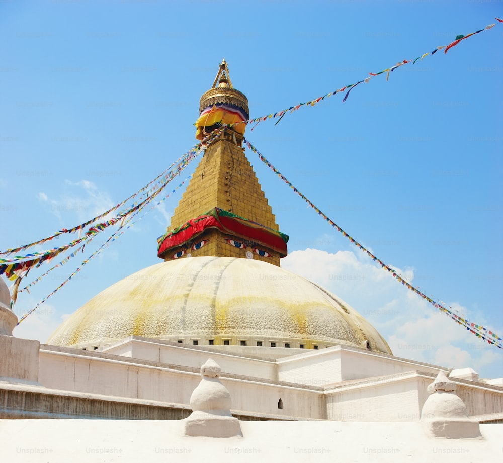 Un enorme stupa buddista con bandiere di preghiera colorate a Kathmandu (Nepal)