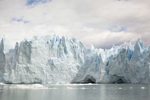 um grande iceberg elevando-se sobre um corpo de água