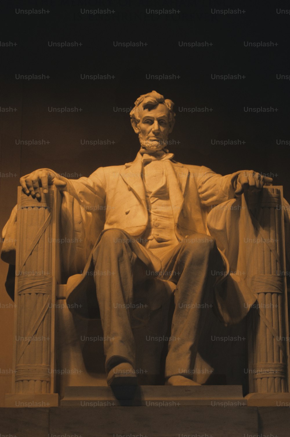 의자에 앉아 있는 에이브러햄 링컨의 동상
