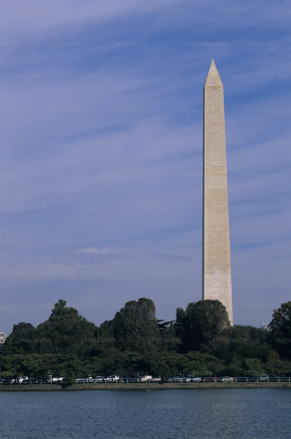 Il monumento a Washington a Washington, DC è visto dall'altra parte dell'acqua