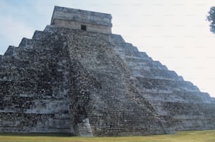 uma grande pirâmide com um relógio no topo dela