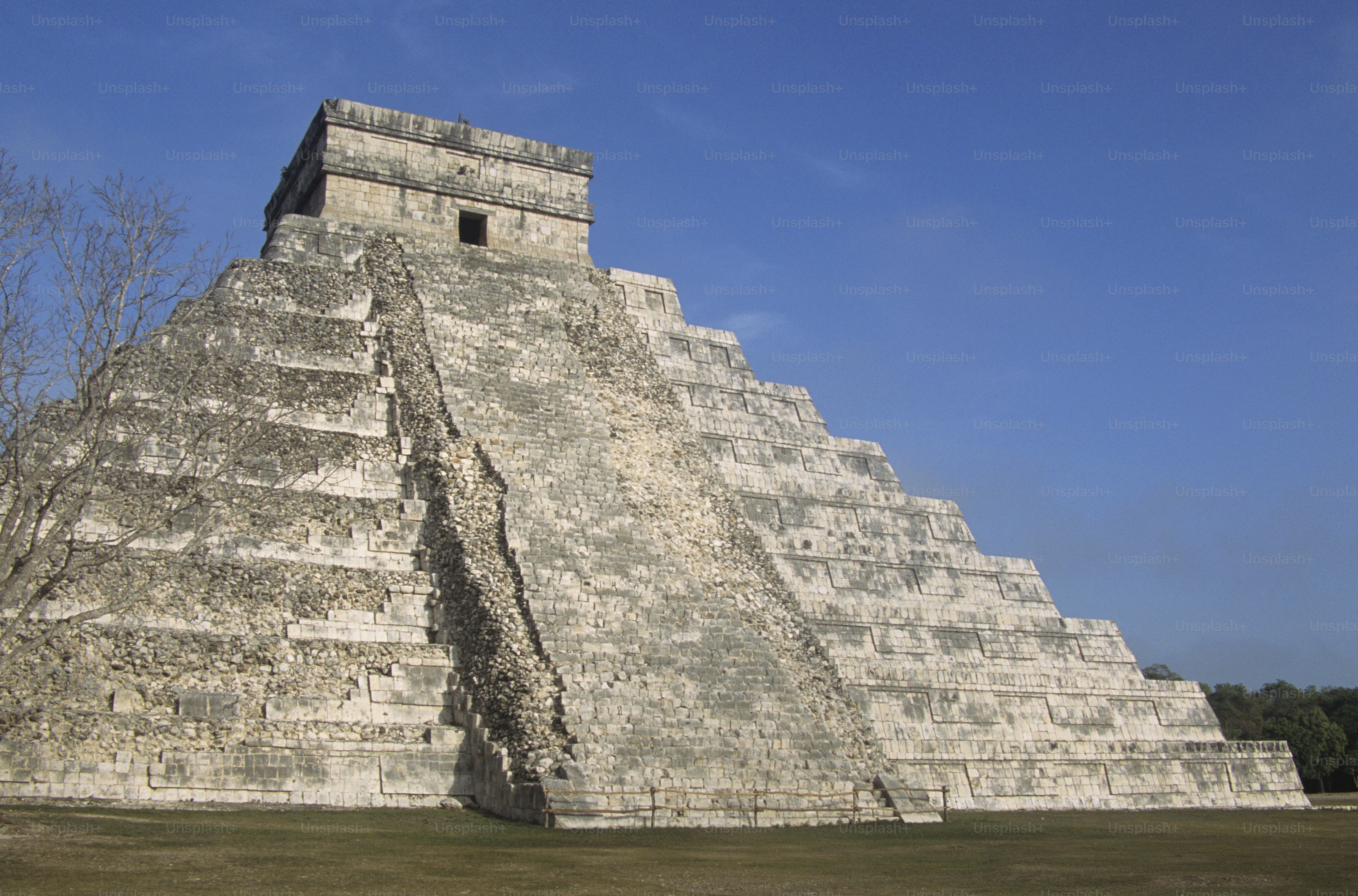 Una pirámide muy alta con un reloj encima