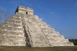 Una piramide molto alta con un orologio in cima