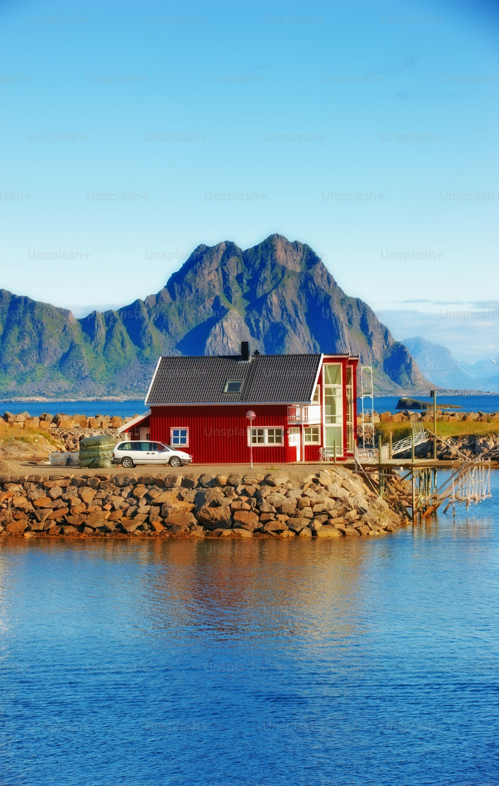 una foto di case portuali a Svovlvaer, Lofoten, Norvegia