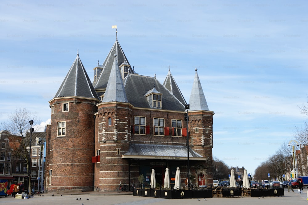 Un grande edificio in mattoni con una torre dell'orologio