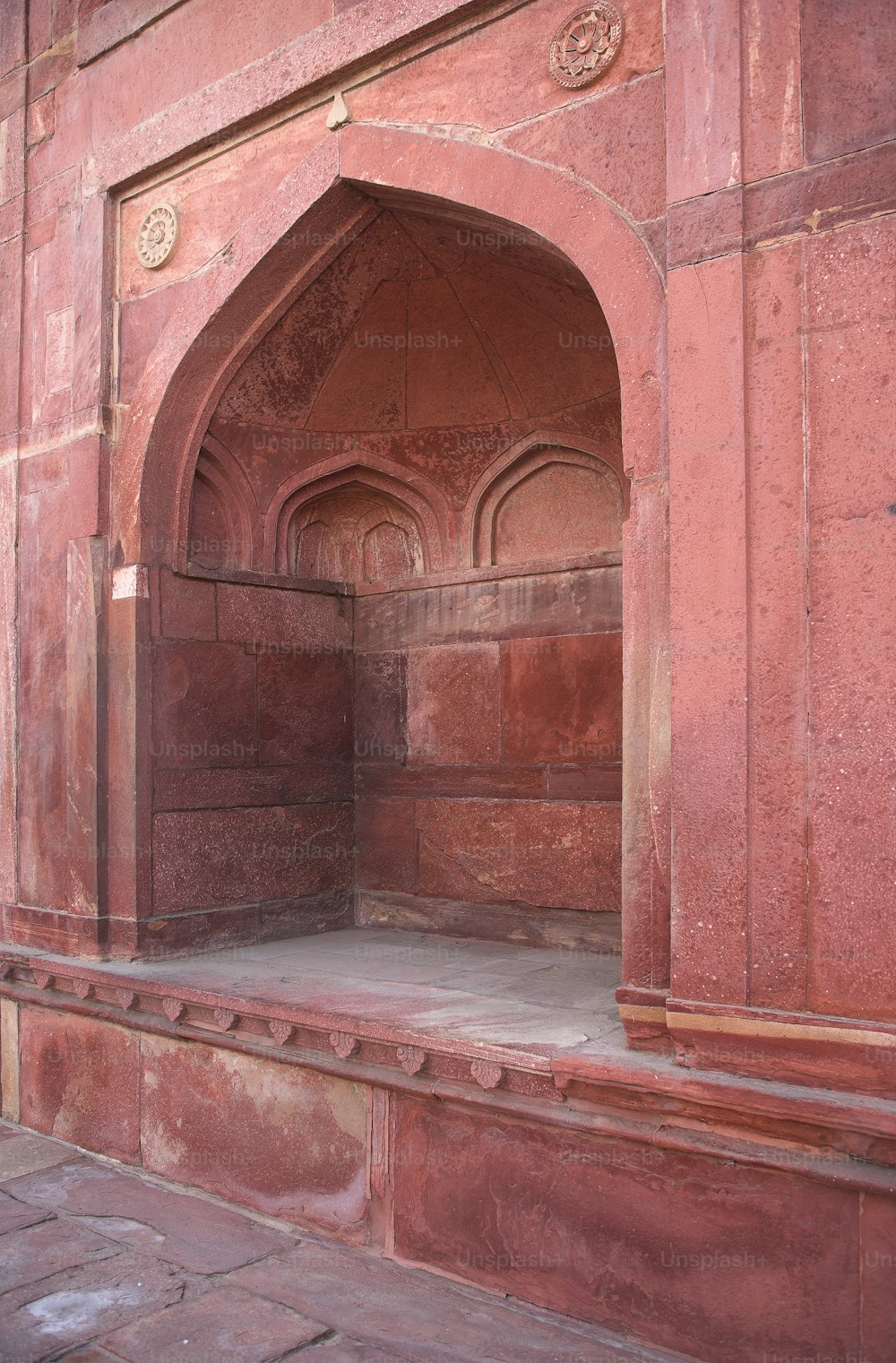 Una foto de un antiguo edificio musulmán en la India