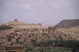 uma aldeia no meio de um deserto