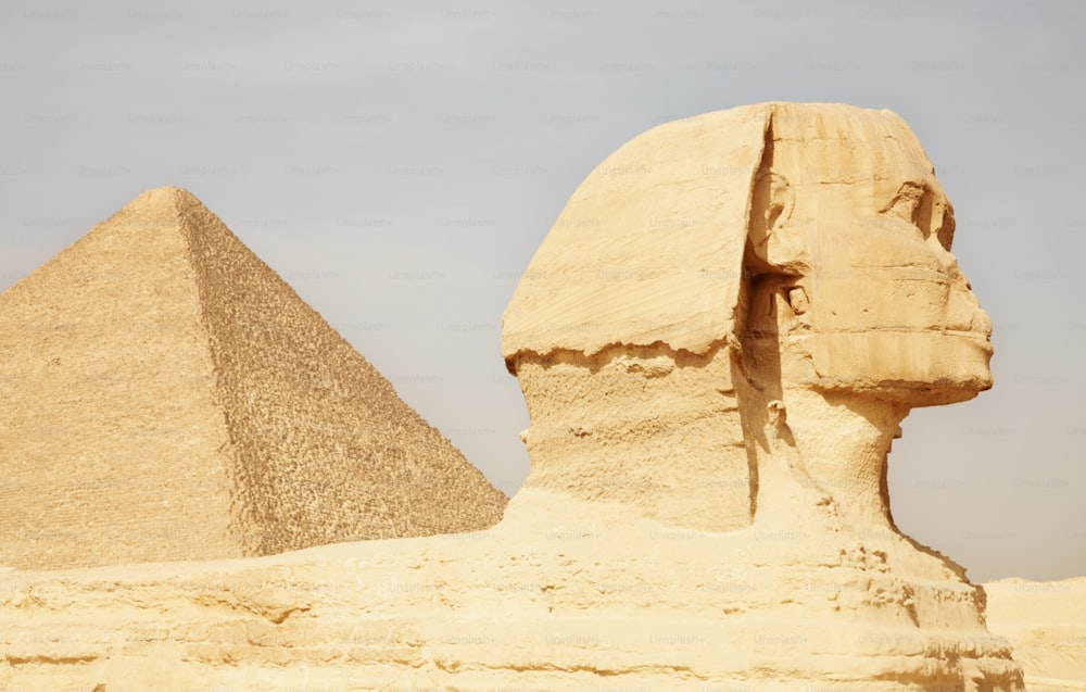 Belle vue sur le célèbre Sphinx le long de la pyramide de Gizeh