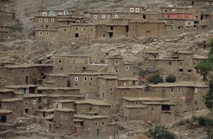 Eine Gruppe von Gebäuden, die in die Seite eines Berges gebaut wurden