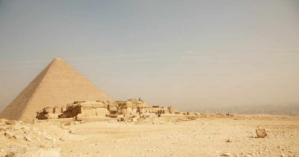 Pirámides egipcias en un paisaje árido