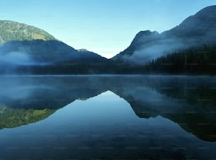 Spiegelung der Berge auf der Oberfläche des Sees, September 2003