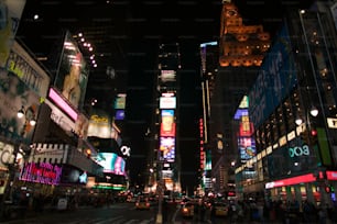 Una calle de la ciudad llena de muchos edificios altos