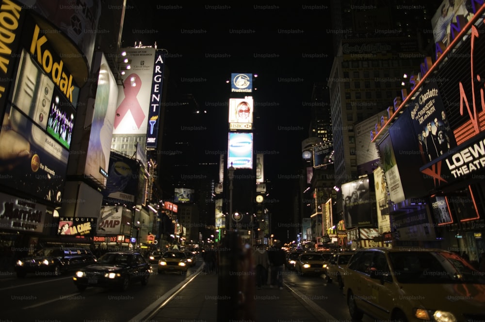 Une rue de la ville remplie de beaucoup de circulation la nuit