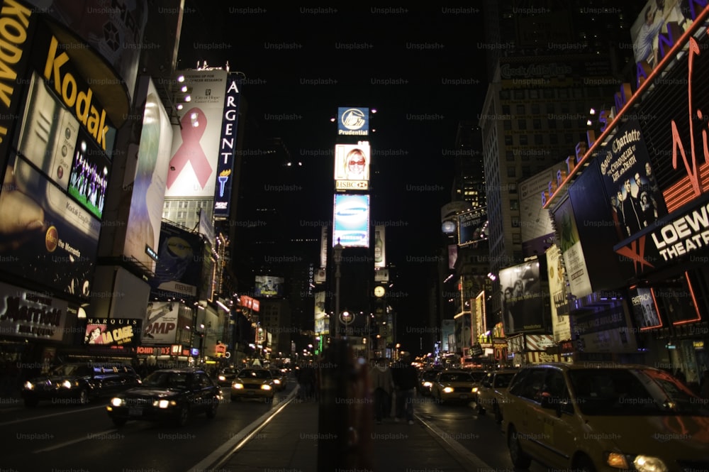 a city street filled with lots of traffic at night