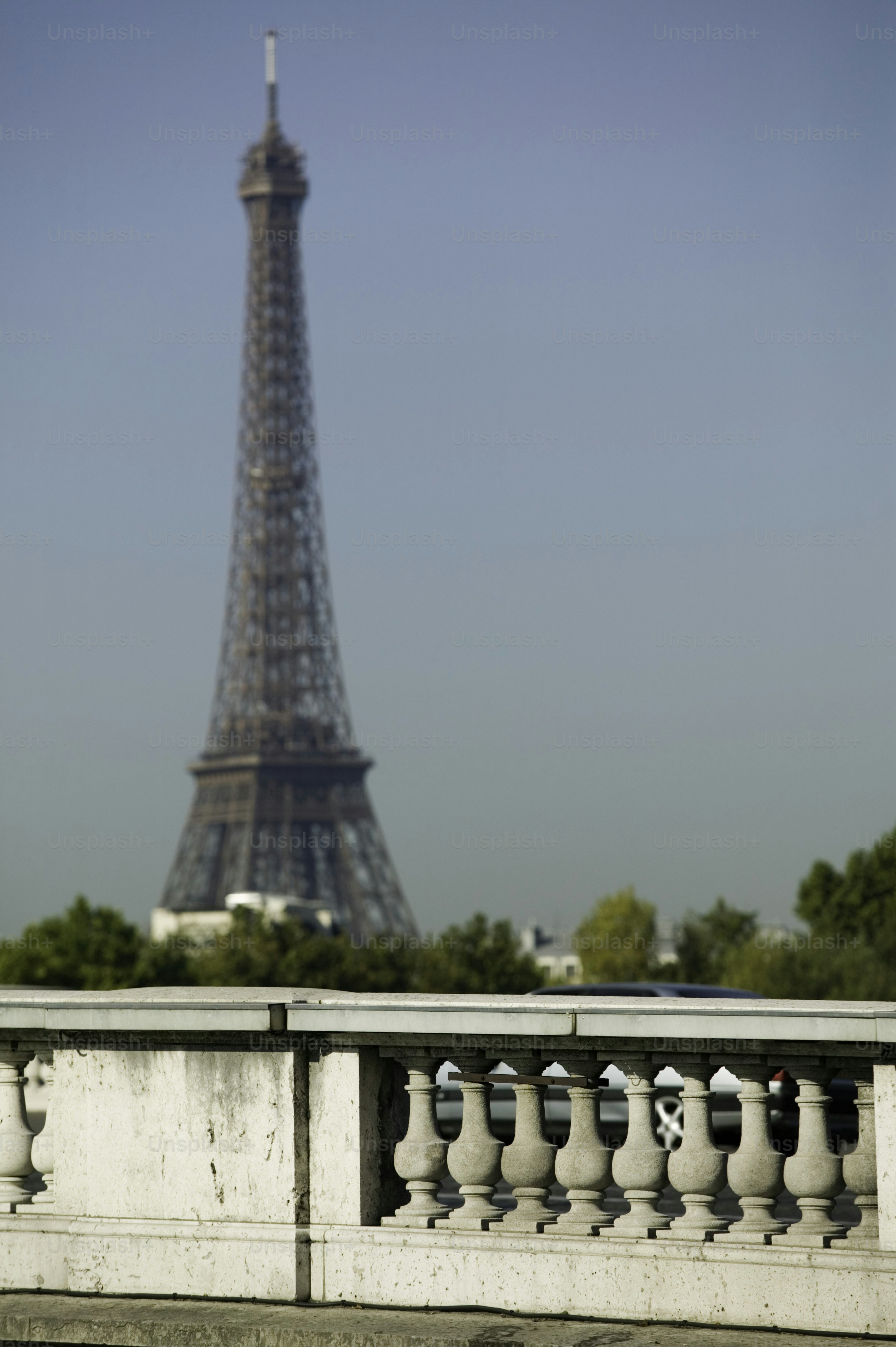 Una vista della Torre Eiffel dall'altra parte del fiume