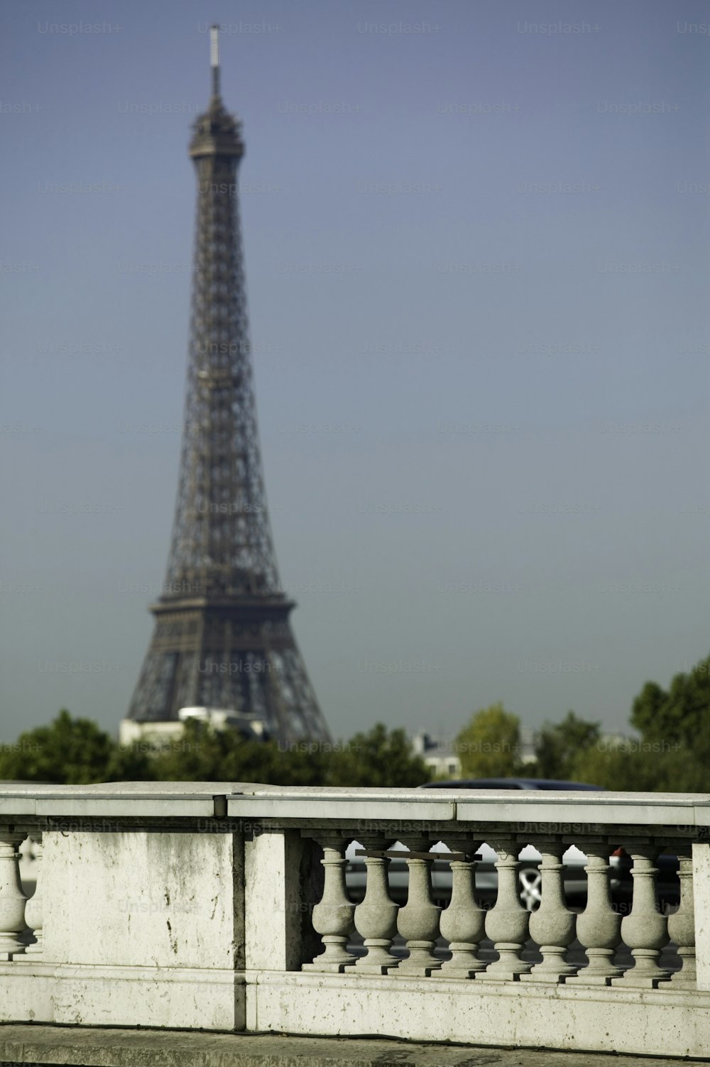 Une vue de la Tour Eiffel de l’autre côté de la rivière