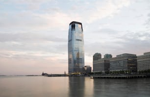 Un edificio muy alto sentado en medio de un cuerpo de agua