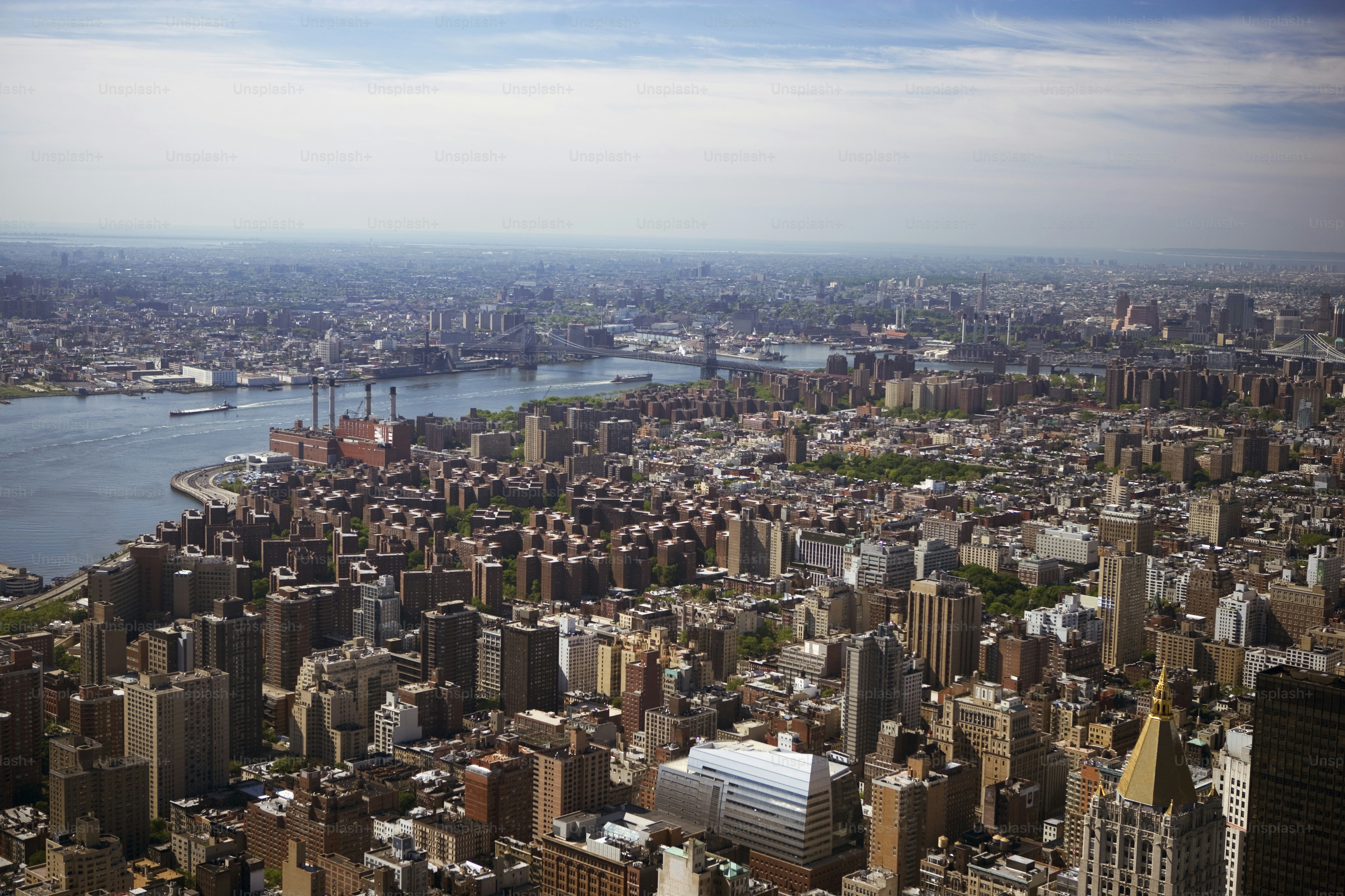 都市と川の航空写真