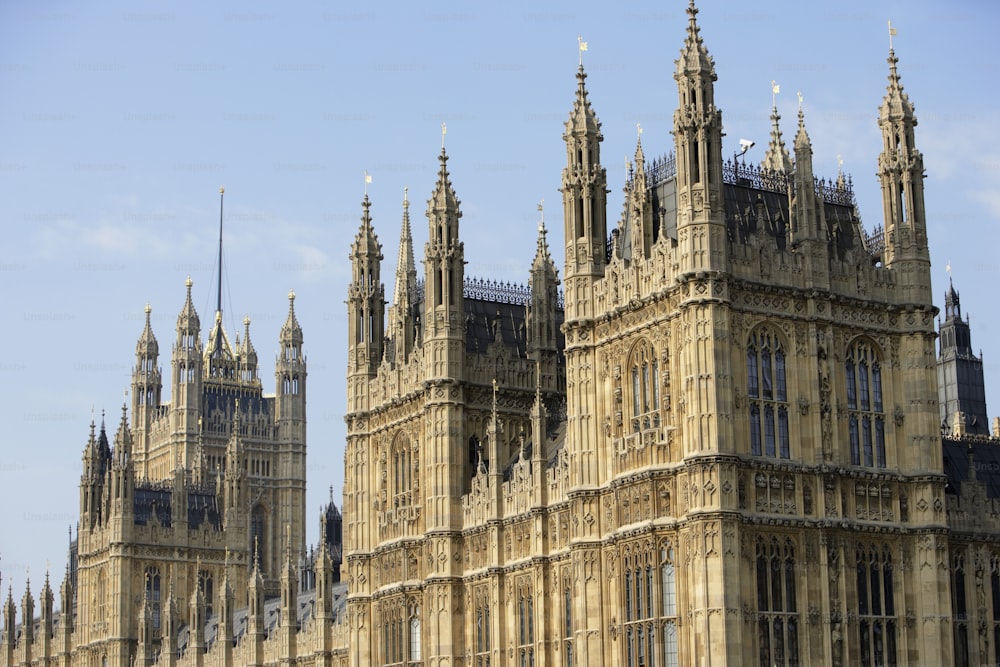 La torre del reloj Big Ben que se eleva sobre la ciudad de Londres