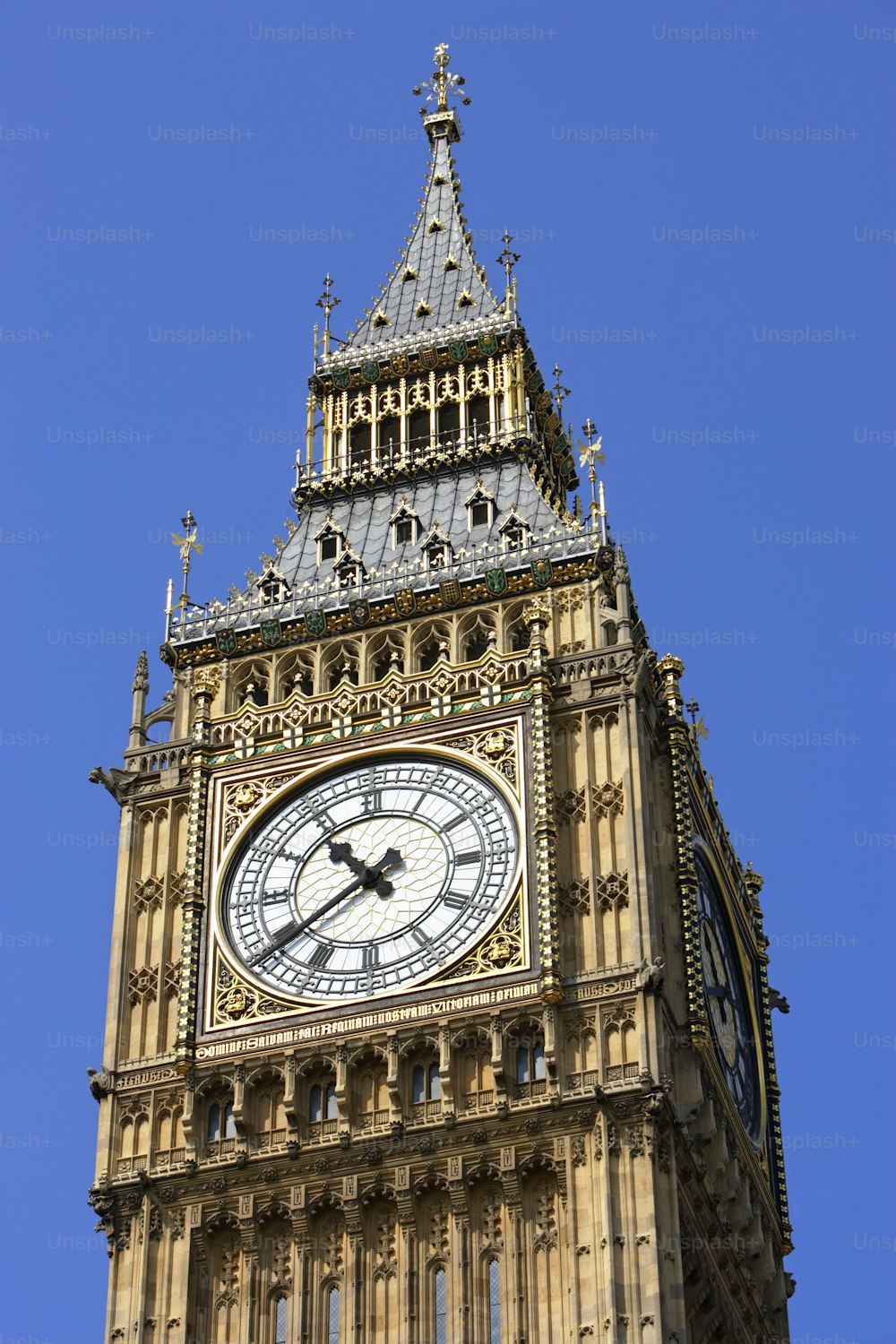 Una alta torre del reloj con un fondo de cielo