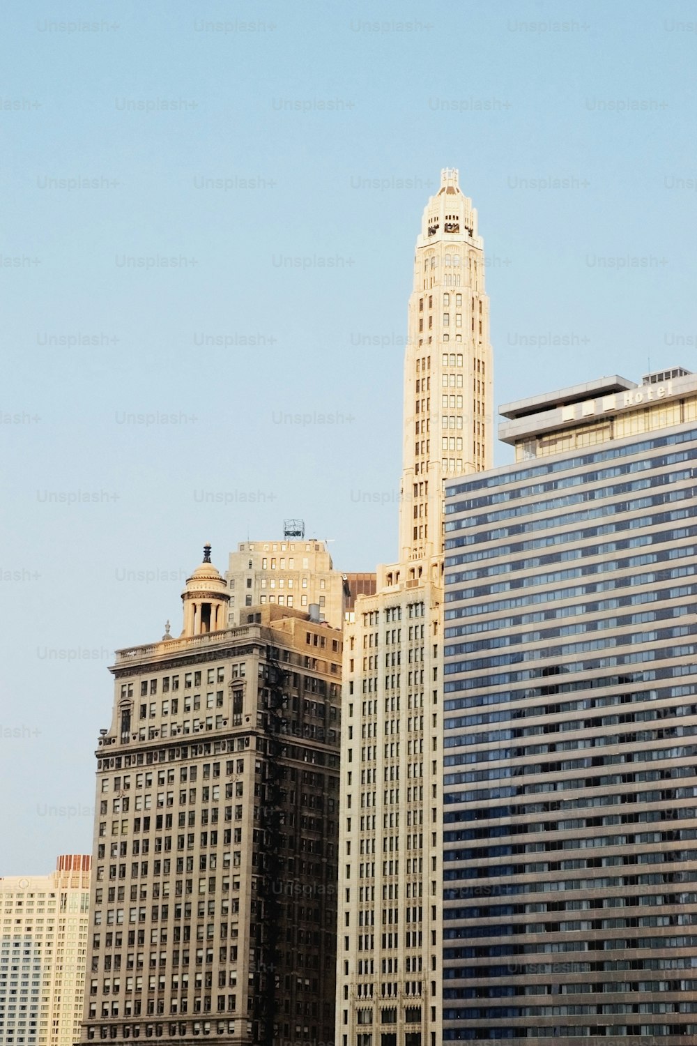 uma vista de um edifício muito alto na cidade