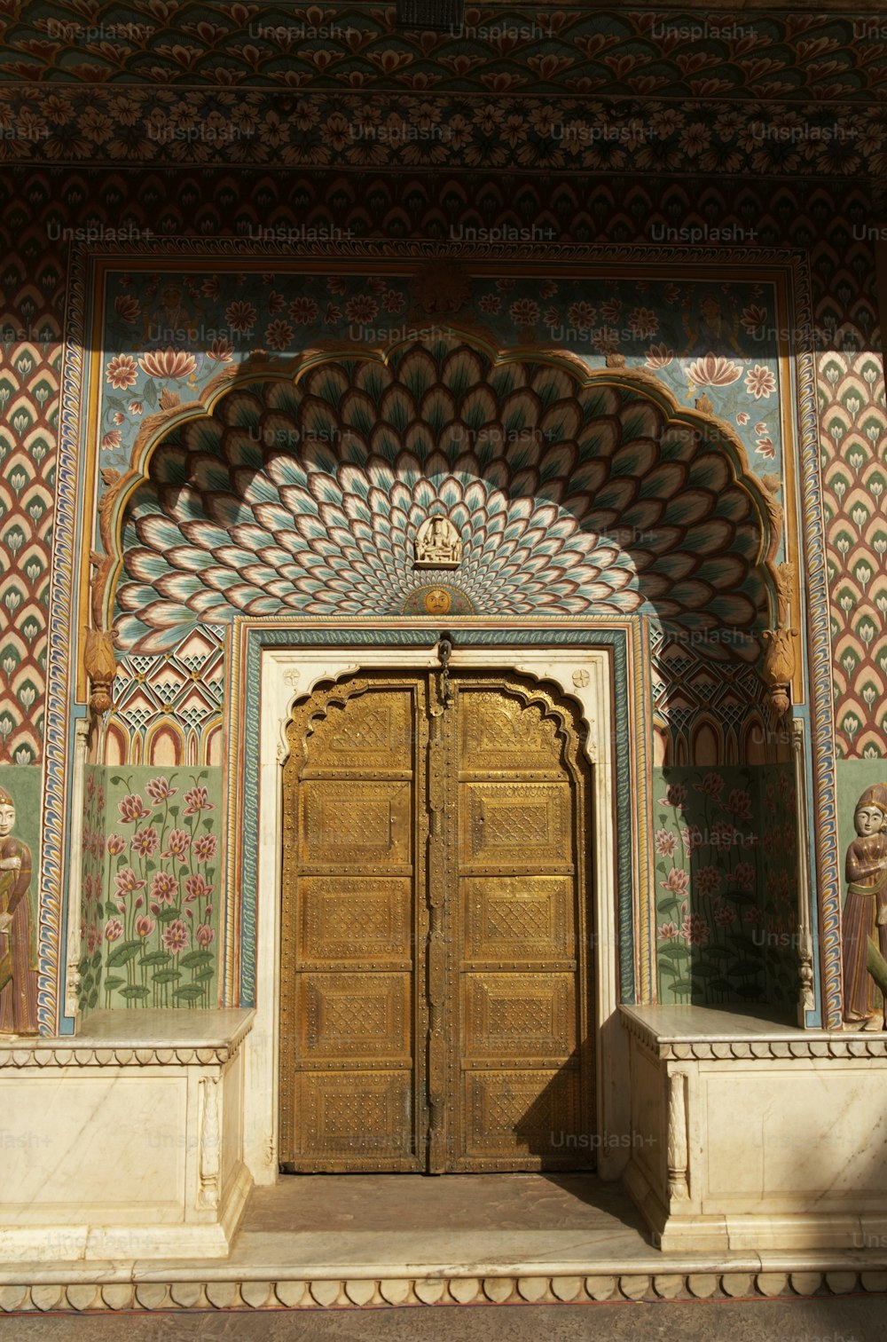 建物の中にある大きな木製のドア