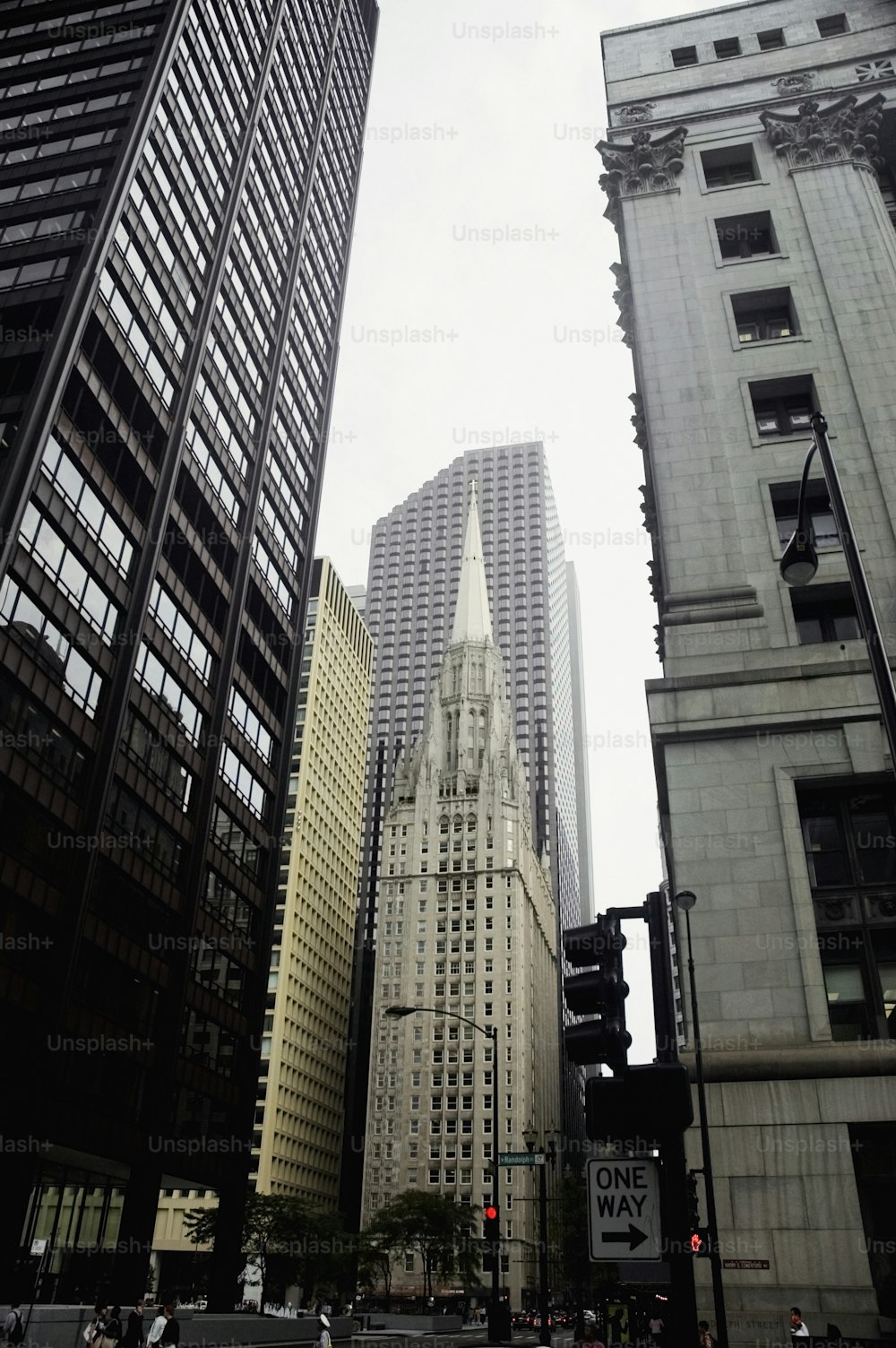 고층 건물과 신호등이 있는 도시 거리