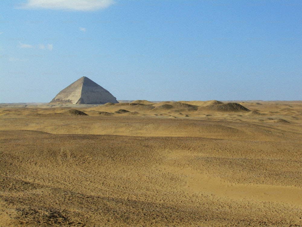 砂漠の真ん中にある大きなピラミッド