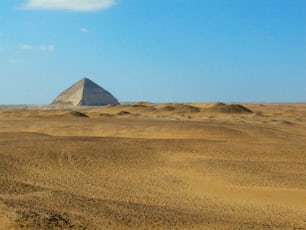 砂漠の真ん中に��ある大きなピラミッド