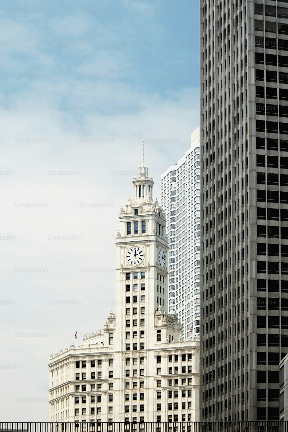 Un edificio alto con un orologio in cima