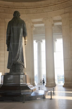 a statue of abraham lincoln in the lincoln memorial