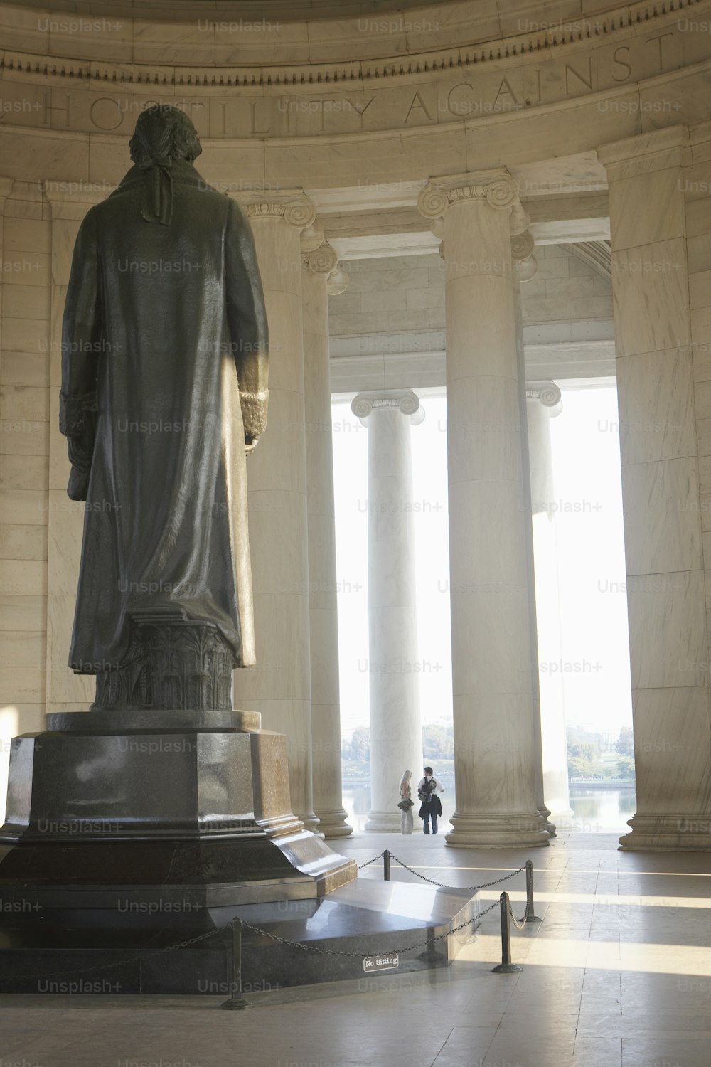 a statue of abraham lincoln in the lincoln memorial