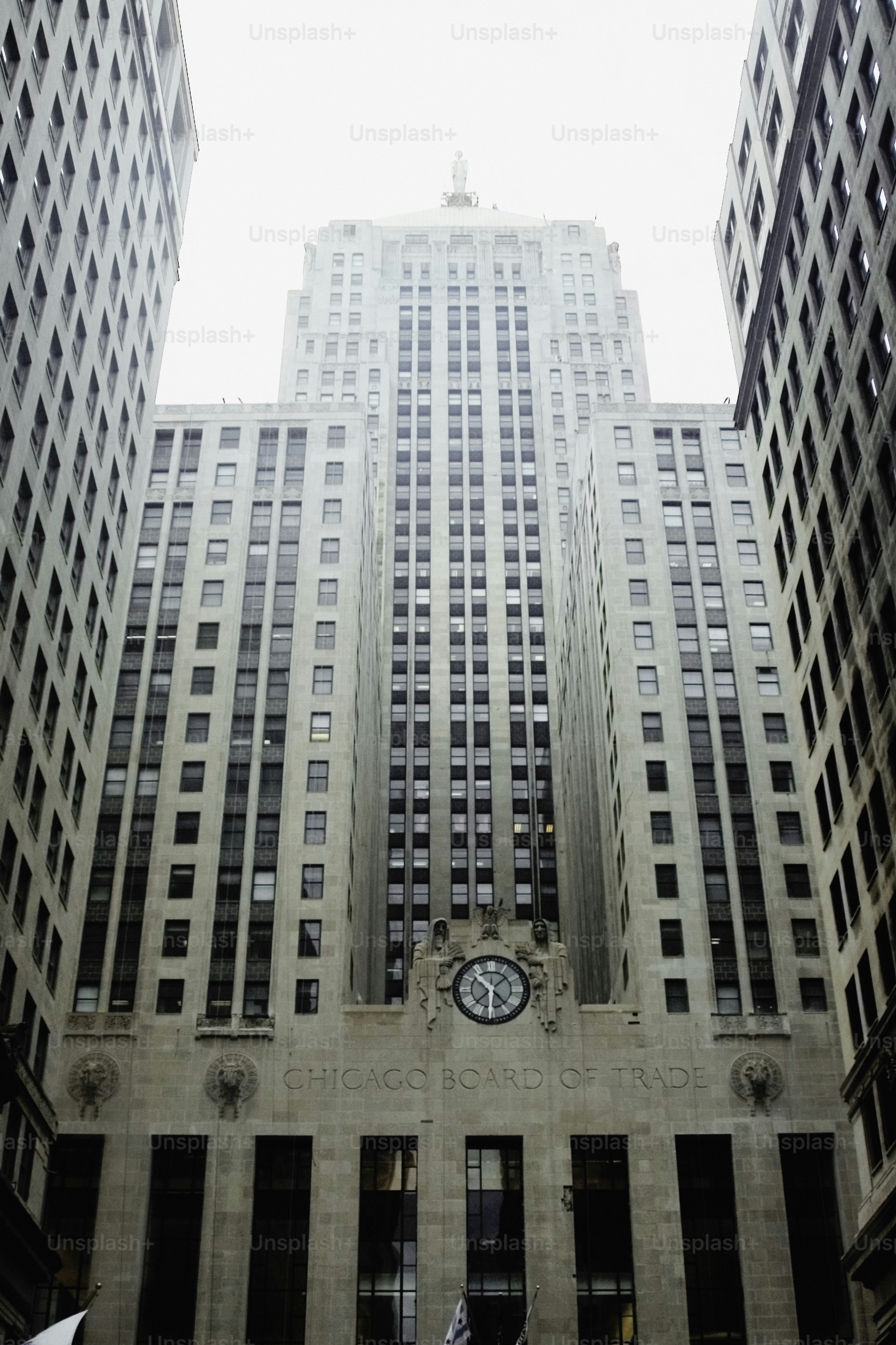 un grand bâtiment avec une horloge à l’avant