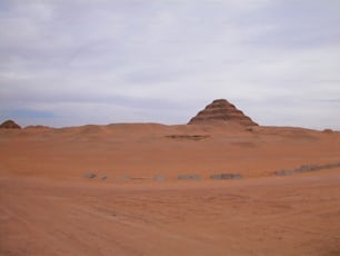 Un chemin de terre au milieu d’un désert