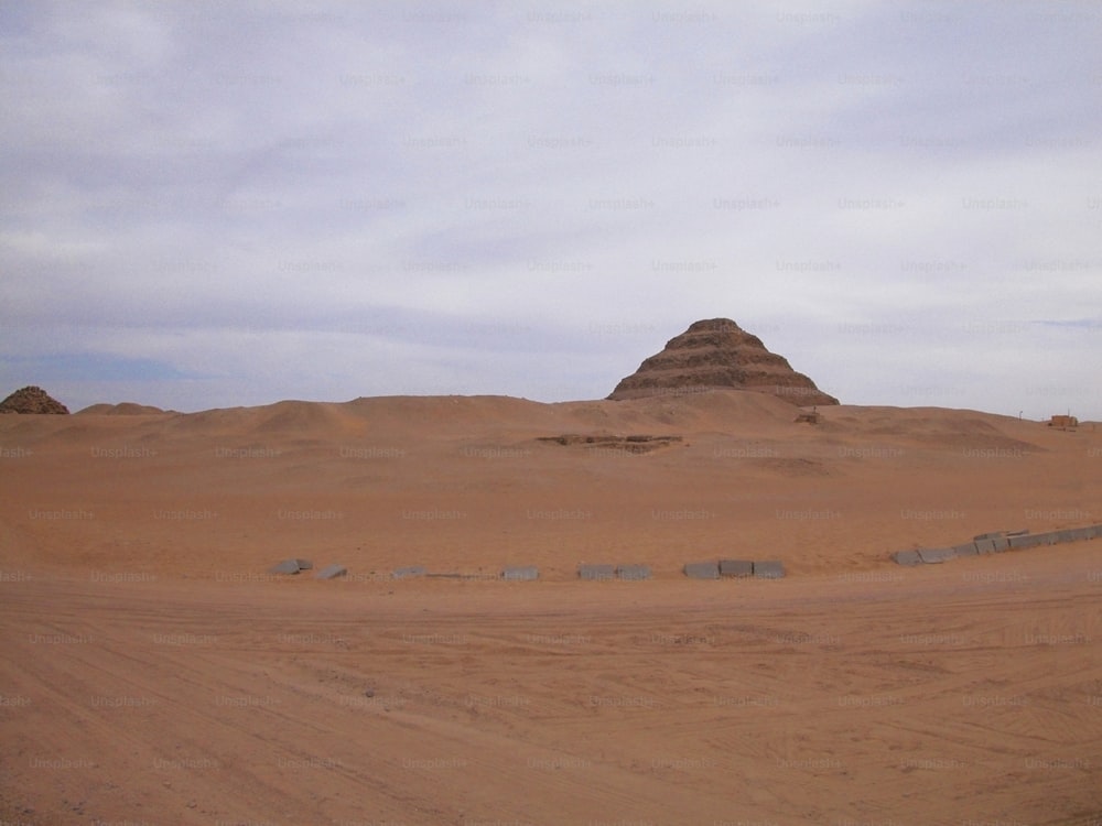 Uma estrada de terra no meio de um deserto