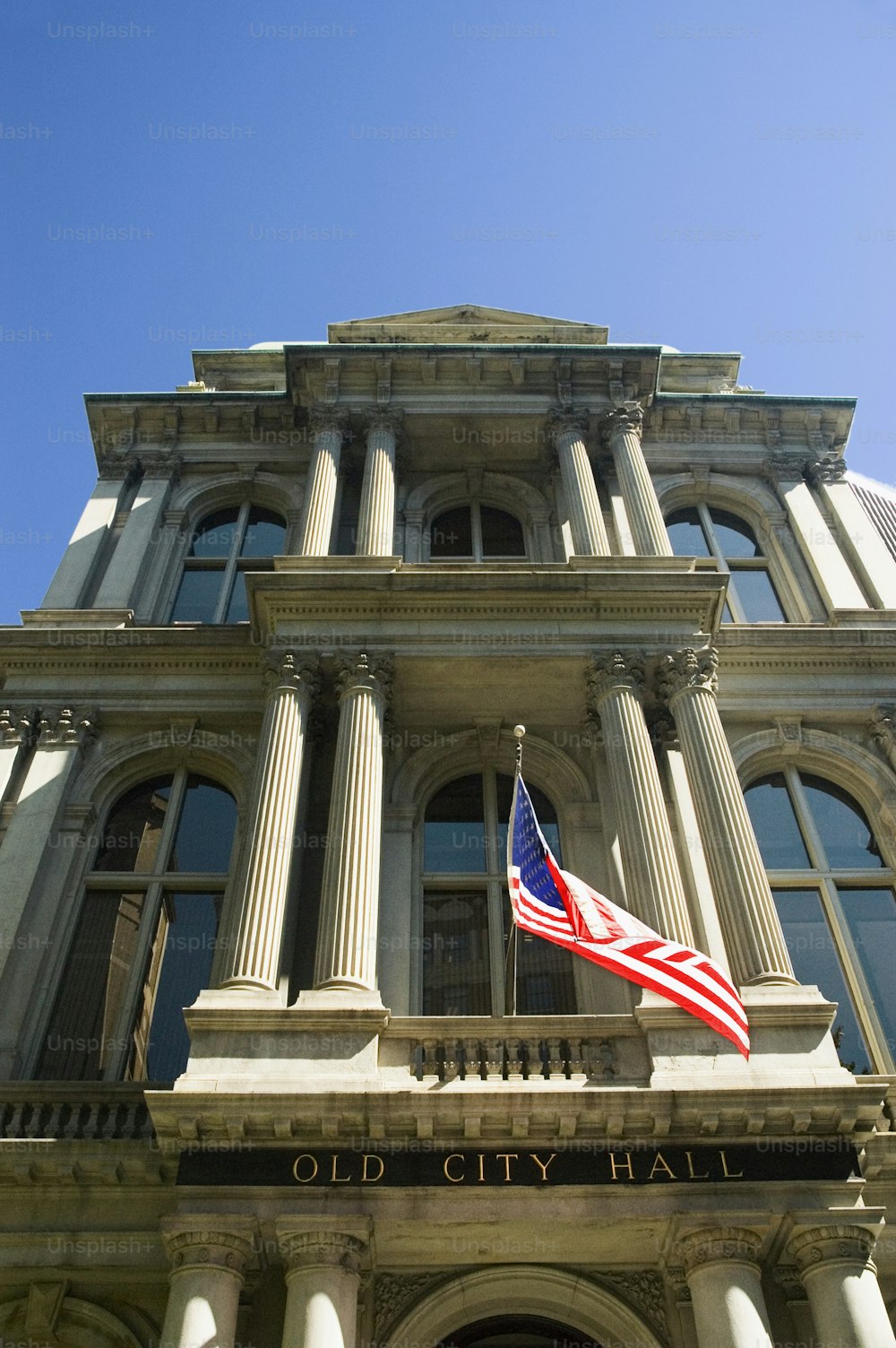 Un antiguo ayuntamiento con una bandera estadounidense en la parte superior