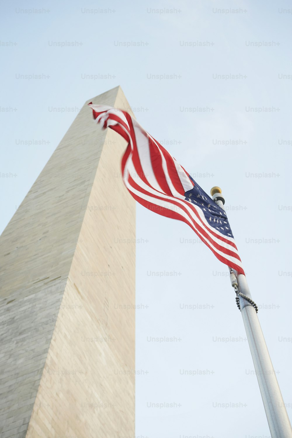 ワシントン記念塔の前にはためくアメリカ国旗